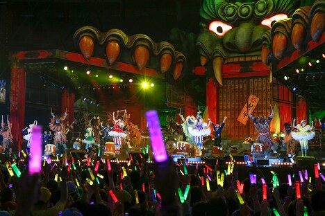 ももいろクローバーZ「桃神祭 2016 ~鬼ヶ島~」初日公演の様子。(Photo by HAJIME KAMIIISAKA+Z)