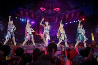 ももいろクローバーZ「桃神祭 2016 ～鬼ヶ島～」初日公演の様子。（Photo by HAJIME KAMIIISAKA+Z）