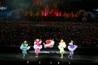 ももいろクローバーZ「桃神祭 2016 ～鬼ヶ島～」初日公演の様子。（Photo by HAJIME KAMIIISAKA+Z）