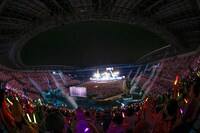 ももいろクローバーZ「桃神祭 2016 ～鬼ヶ島～」初日公演の様子。（Photo by HAJIME KAMIIISAKA+Z）