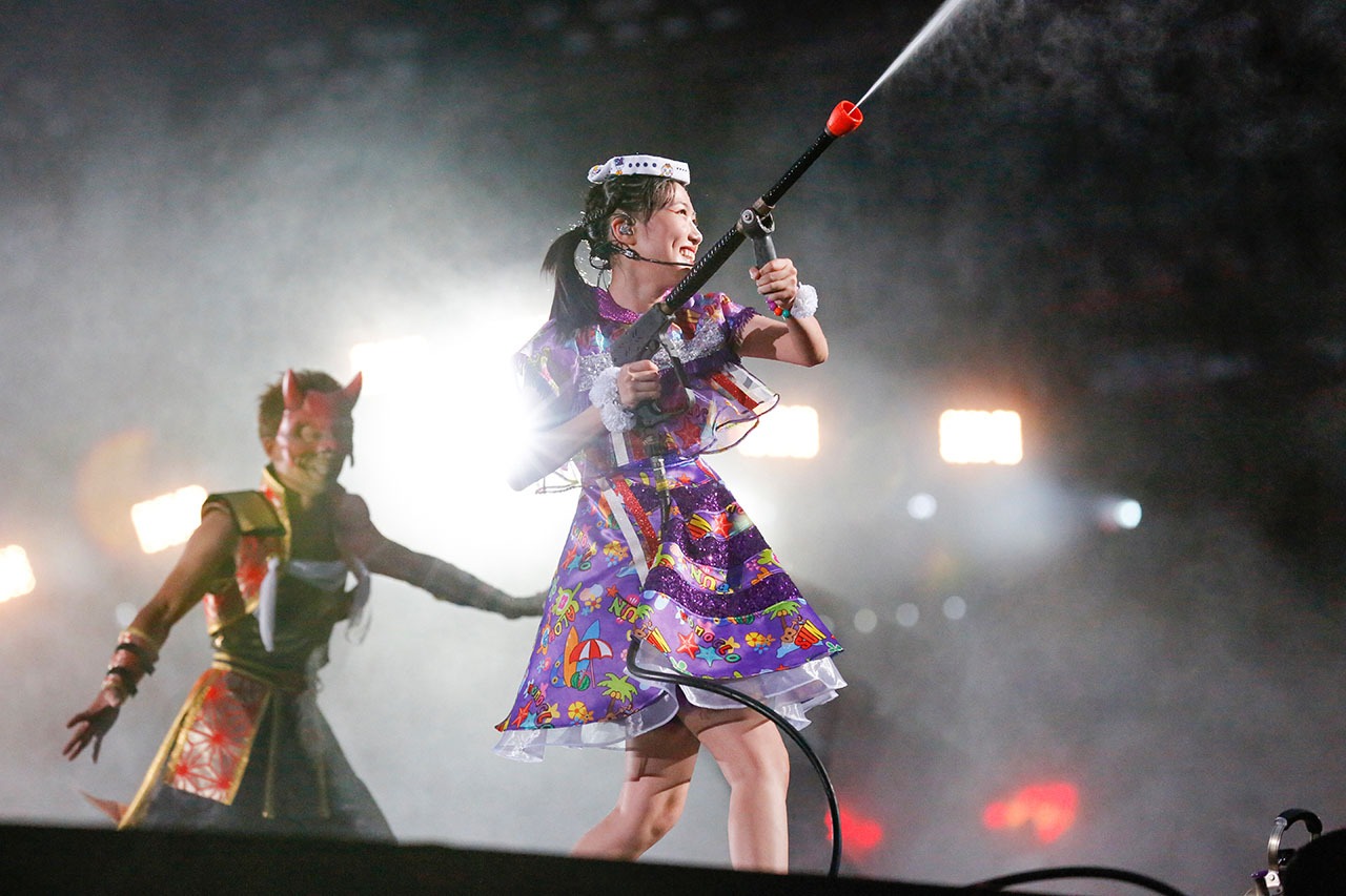 客席めがけて放水する高城れに。 （Photo by HAJIME KAMIIISAKA+Z）