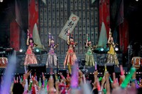 人気画像4位は「ももクロ『桃神祭』11万5千人と繰り広げた“最高の夏祭り”」より、ももいろクローバーZ。（Photo by HAJIME KAMIIISAKA+Z）