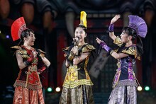 左から百田夏菜子、玉井詩織、高城れに。 （Photo by HAJIME KAMIIISAKA+Z）