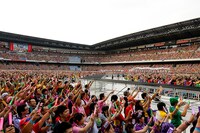 人気画像7位は「ももクロ『桃神祭』11万5千人と繰り広げた“最高の夏祭り”」より、「桃神祭」の様子。（Photo by HAJIME KAMIIISAKA+Z）