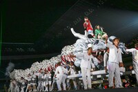 「桃神祭」の様子。 （Photo by HAJIME KAMIIISAKA+Z）