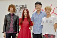 左からGLIM SPANKY、児嶋一哉（アンジャッシュ）、三島有紀子監督。