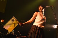 TWEEDEESの“国旗”を振る清浦夏実。