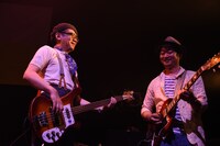 ギターソロを演奏する山之内俊夫（右）に近付いていく沖井礼二（左）。