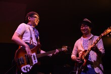 ギターソロを演奏する山之内俊夫（右）に近付いていく沖井礼二（左）。