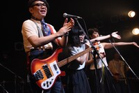 「Baby, Baby」「はずかしい！」のコール＆レスポンスのみのためにゲストで登場したカラスは真っ白・ヤギヌマカナ（中央）。