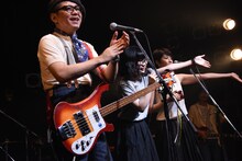 「Baby, Baby」「はずかしい！」のコール＆レスポンスのみのためにゲストで登場したカラスは真っ白・ヤギヌマカナ（中央）。