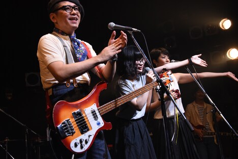 「Baby, Baby」「はずかしい！」のコール＆レスポンスのみのためにゲストで登場したカラスは真っ白・ヤギヌマカナ（中央）。