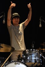 おしゃれにうるさい原“GEN”秀樹も、TWEEDEES新作Tシャツの出来栄えにこのポーズ。