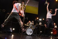 TWEEDEES「ショウほど素敵な商売はない vol.2」の様子。