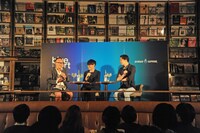 「blue art bar」トークショーの様子。