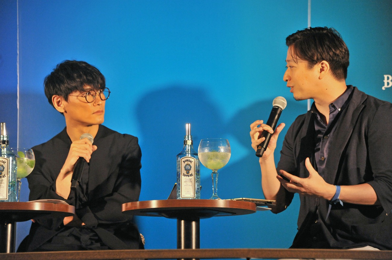 「blue art bar」トークショーの様子。