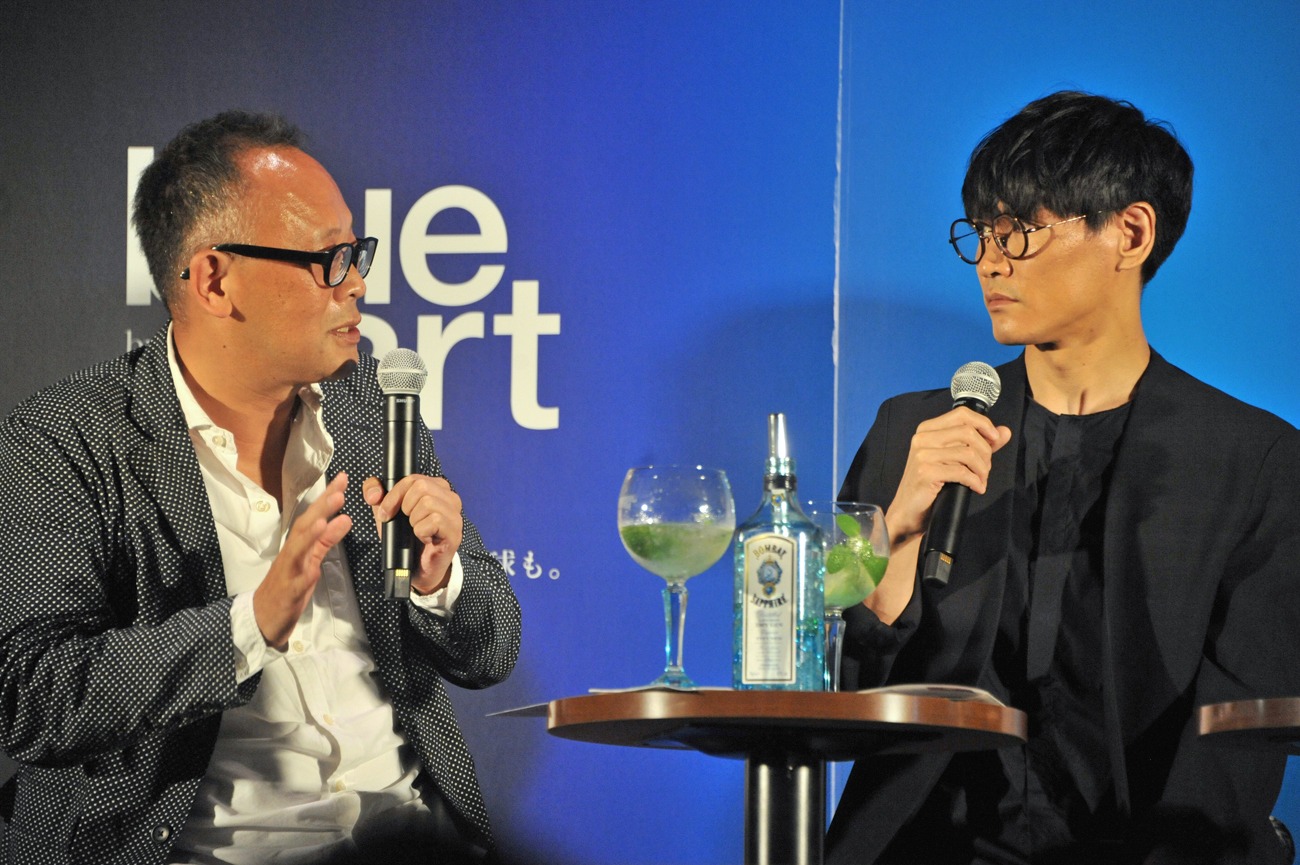 「blue art bar」トークショーの様子。