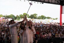 自撮りするLittle Glee Monster。