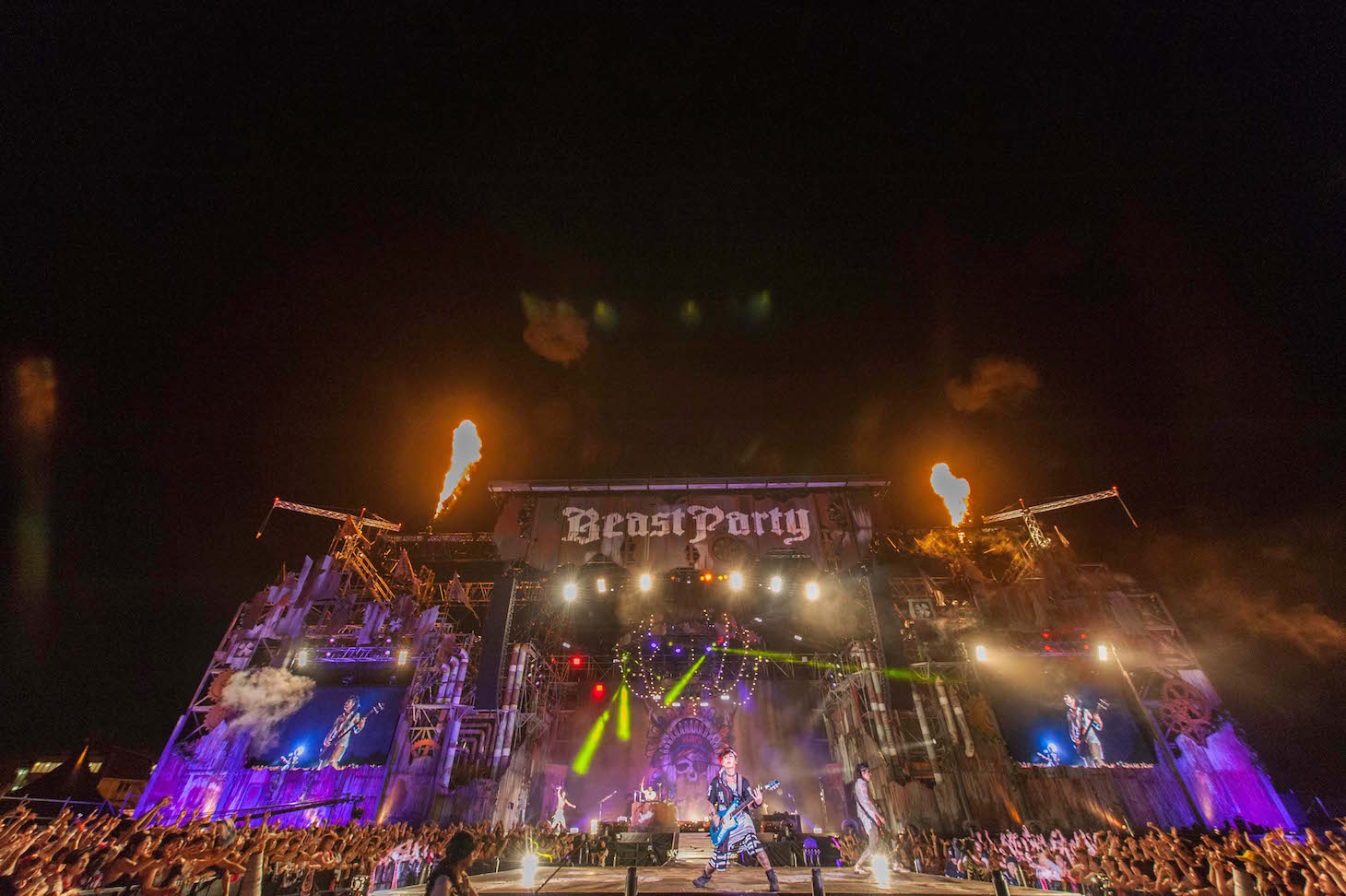 「VAMPS LIVE 2016 BEAST PARTY」2日目の様子。（Photo by Kazuko Tanaka / Hideaki Imamoto）