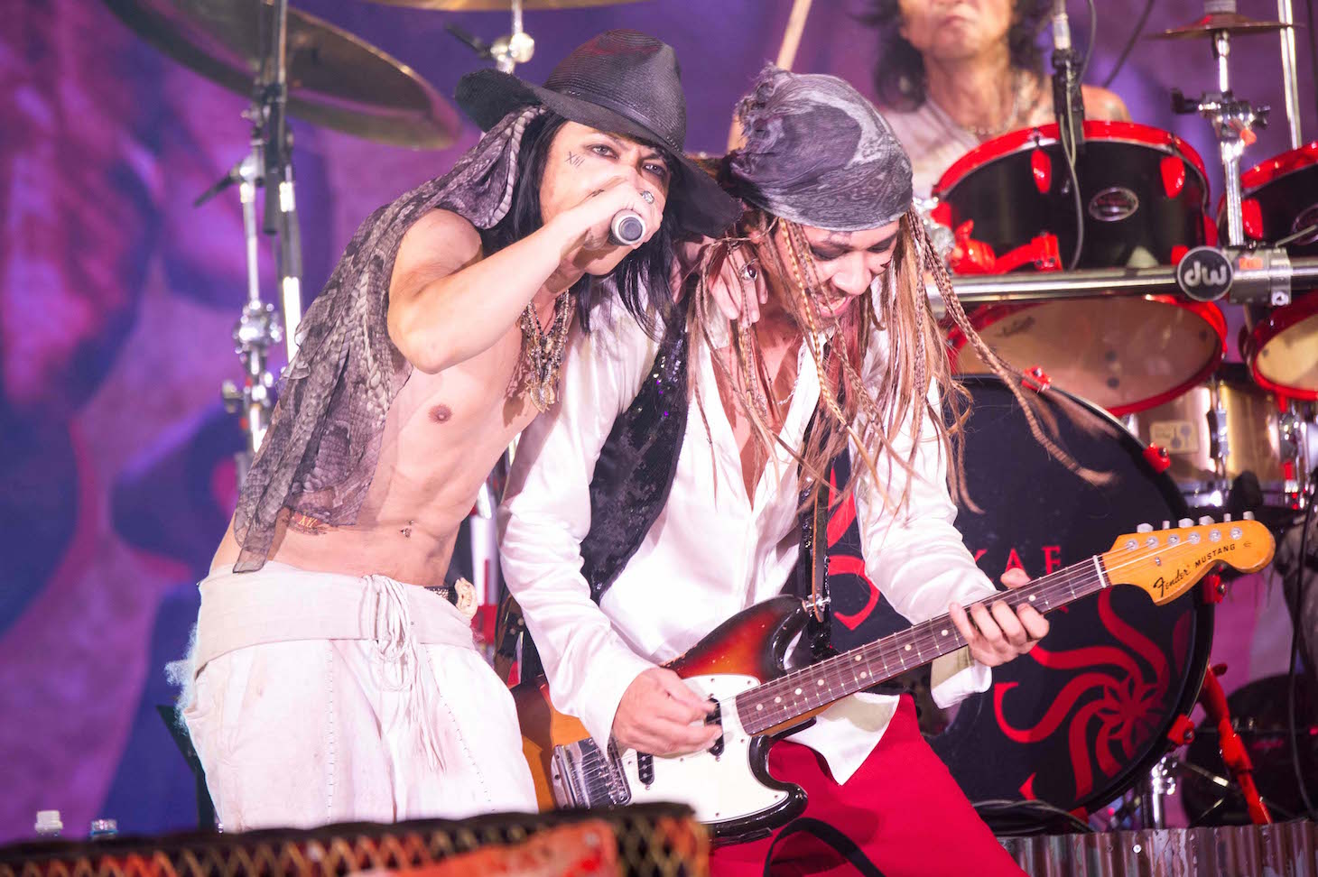 熱唱するHYDE（左）と、ギターをかき鳴らすken（右）。（Photo by Kazuko Tanaka / Hideaki Imamoto）