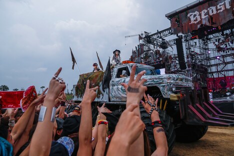 “MONSTER TRUCK”で現れたVAMPS。（Photo by Kazuko Tanaka / Hideaki Imamoto）