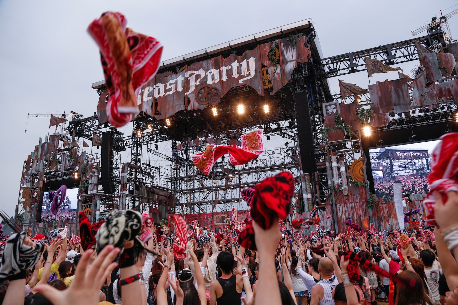 「VAMPS LIVE 2016 BEAST PARTY」2日目の様子。（Photo by Kazuko Tanaka / Hideaki Imamoto）