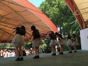 「いつか私たちも超(スーパー)に!伸び白埋めてもよかよかツアー」福岡・かしいかえん シルバニアガーデン公演の様子。(写真提供:ビクターエンタテインメント)