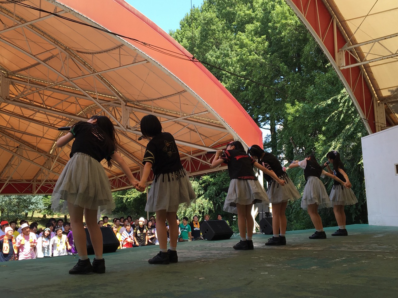 「いつか私たちも超（スーパー）に！伸び白埋めてもよかよかツアー」福岡・かしいかえん シルバニアガーデン公演の様子。（写真提供：ビクターエンタテインメント）