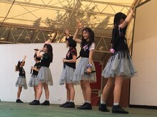 「いつか私たちも超（スーパー）に！伸び白埋めてもよかよかツアー」福岡・かしいかえん シルバニアガーデン公演の様子。（写真提供：ビクターエンタテインメント）