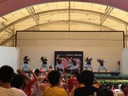 「いつか私たちも超(スーパー)に!伸び白埋めてもよかよかツアー」福岡・かしいかえん シルバニアガーデン公演の様子。(写真提供:ビクターエンタテインメント)