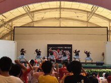 「いつか私たちも超（スーパー）に！伸び白埋めてもよかよかツアー」福岡・かしいかえん シルバニアガーデン公演の様子。（写真提供：ビクターエンタテインメント）