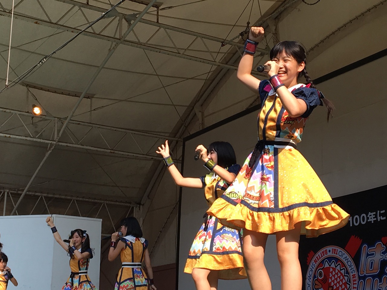 「いつか私たちも超（スーパー）に！伸び白埋めてもよかよかツアー」福岡・かしいかえん シルバニアガーデン公演の様子。（写真提供：ビクターエンタテインメント）