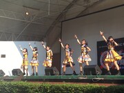 「いつか私たちも超(スーパー)に!伸び白埋めてもよかよかツアー」福岡・かしいかえん シルバニアガーデン公演の様子。(写真提供:ビクターエンタテインメント)