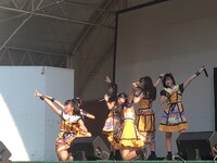 「いつか私たちも超（スーパー）に！伸び白埋めてもよかよかツアー」福岡・かしいかえん シルバニアガーデン公演の様子。（写真提供：ビクターエンタテインメント）