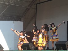 「いつか私たちも超（スーパー）に！伸び白埋めてもよかよかツアー」福岡・かしいかえん シルバニアガーデン公演の様子。（写真提供：ビクターエンタテインメント）