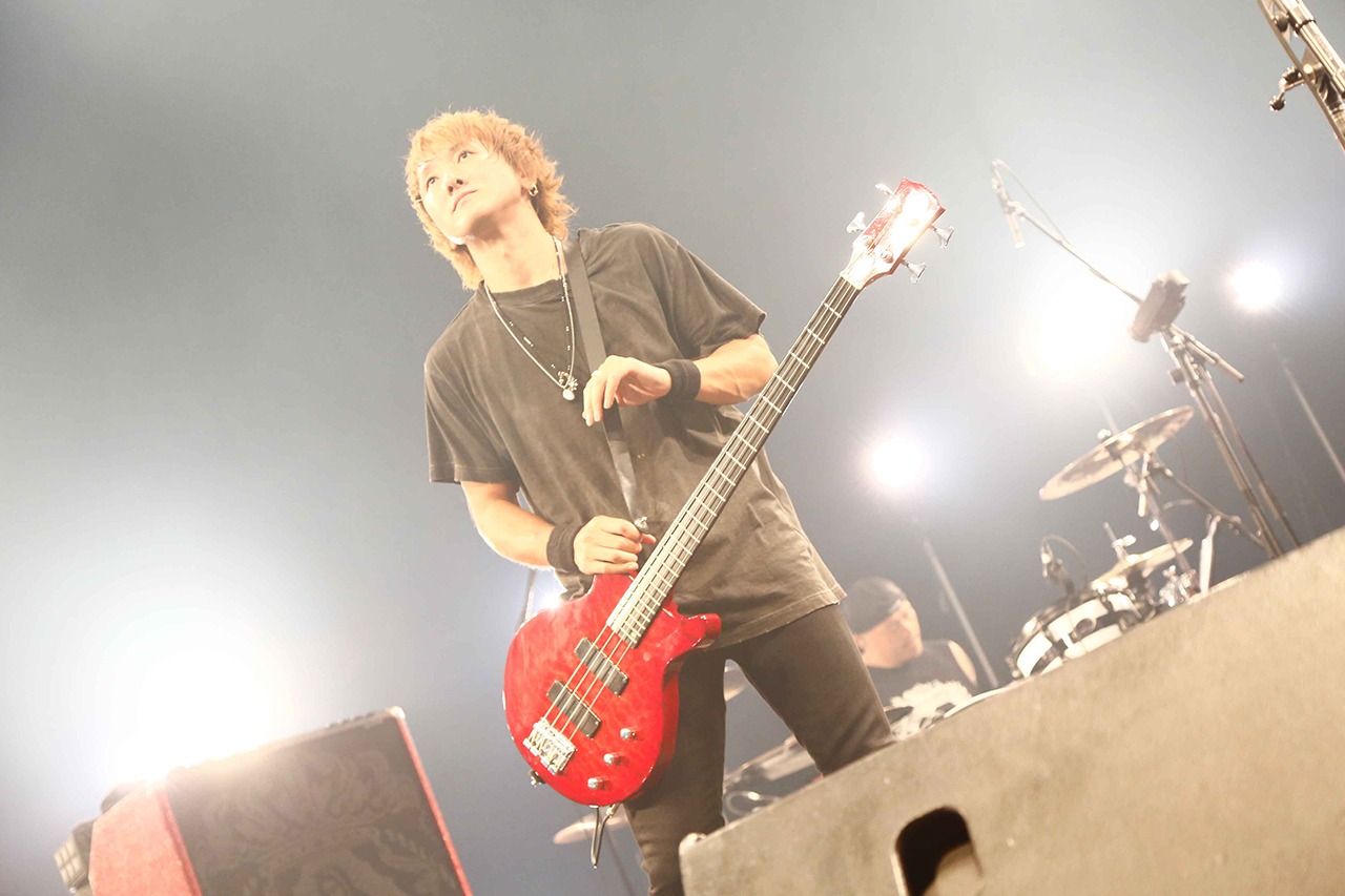 J（Vo, B）（Photo by Rina Asahi）