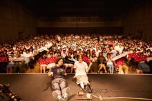 片平里菜「ねえだってこんな世の中だしせめてふたりは上手くやっていこう」東京・恵比寿ザ・ガーデンホール公演の様子。（撮影：神藤剛）