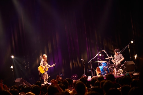 片平里菜「ねえだってこんな世の中だしせめてふたりは上手くやっていこう」東京・恵比寿ザ・ガーデンホール公演の様子。（撮影：神藤剛）