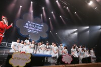 クリスマス公演のサプライズ発表に驚く3B junior。（撮影：笹森健一）