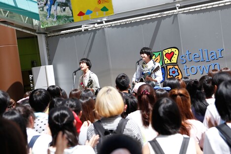 さくらしめじのライブの様子。（撮影：ハヤシサトル）