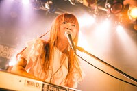 mick（Vo, G, Piano）（撮影：木場ヨシヒト）