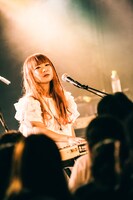 mick（Vo, G, Piano）（撮影：木場ヨシヒト）