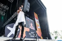 「INCHEON PENTAPORT ROCK FESTIVAL 2016」のステージに立つIKE（Vo）。（Photo by Chester Photography）
