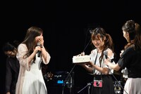 左からLUKAにケーキを手渡す橋本楓。