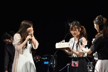 左からLUKAにケーキを手渡す橋本楓。