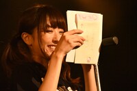 こと民に宛てた手紙を読み上げる小桃音まい。