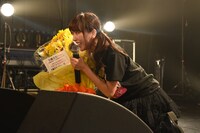 花束が重すぎてしゃがみ込む小桃音まい。