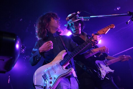 左からオカモトコウキ（OKAMOTO'S）、いまみちともたか。（撮影：岩佐篤樹）