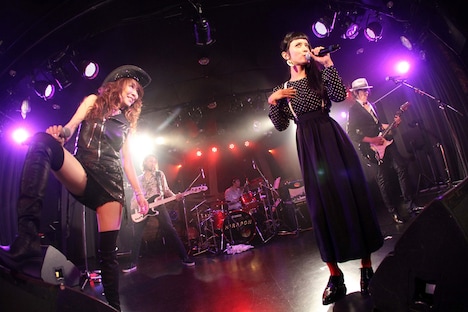 左から杏子、リンダ、いまみちともたか。（撮影：岩佐篤樹）