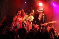 左から杏子、岡雄三（ヒトサライ）、いまみちともたか。（撮影：岩佐篤樹）